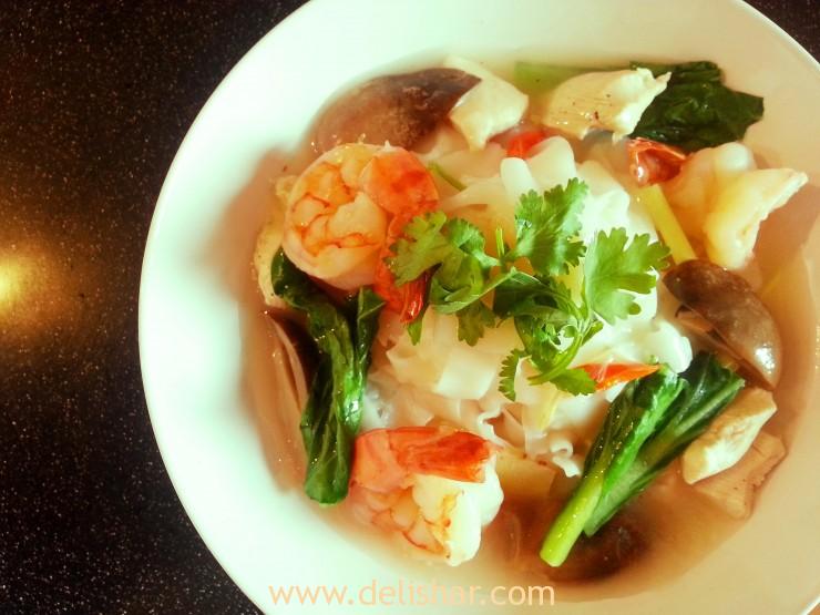 Tom Yum Hor Fun (Rice Noodles with Tom Yum Gravy) - Delishar ...