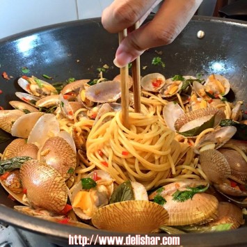 Thai Chilli Paste Basil Clams Spaghetti